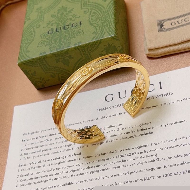 G*u*i bracelets
